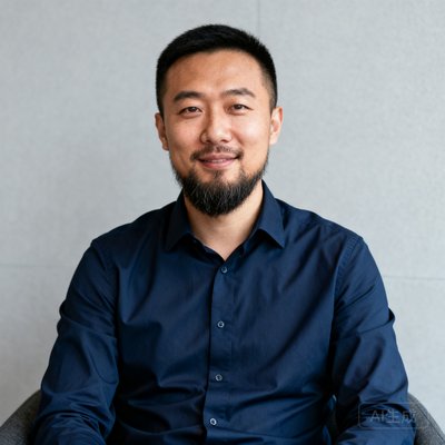 足球数据网创始人王轲，前英超数据分析师，留短胡须，穿深蓝衬衫